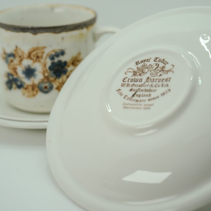 Royal Tudor cups and saucers - Image 3